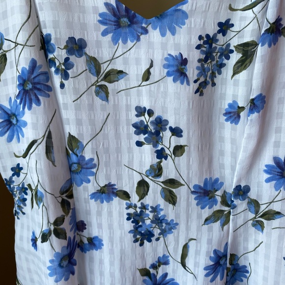 Pretty White Floral Mini Dress - Picture 4 of 5